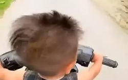 Triệu tập thanh niên thả hai tay, để cháu bé hơn 1 tuổi cầm lái xe máy khi đổ đèo