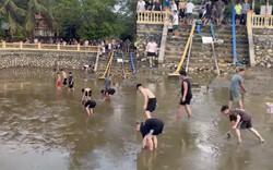 Tập bơi đánh rơi dây chuyền vàng, đôi vợ chồng tát cạn giếng làng ở Hà Nội để tìm tài sản