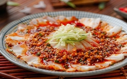 Cứ tưởng thịt luộc chấm mắm tỏi là ngon nhất, cho đến khi rưới thứ nước sốt đỏ cay tê này lên: Thịt ngọt mọng nước, ăn mỏi mồm không ngấy