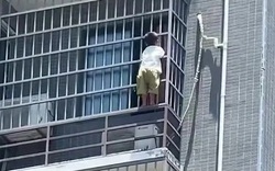 Người dân kinh hãi khi thấy bé trai đu mình trên tòa nhà chung cư