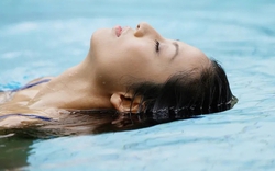 Đi bơi mùa hè mà lười làm 3 việc này: Tóc không chỉ xơ xác như rơm mà còn biến màu kinh dị