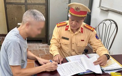 Phạt tài xế xe tải làm rơi bùn đất xuống đường Hà Nội khiến 2 xe máy trượt ngã