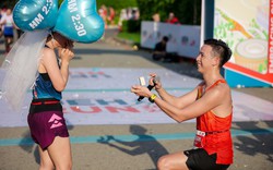 Đang chạy marathon bỗng thành nữ chính phim điện ảnh: Cô gái được cầu hôn ngay khi vừa cán đích với chiếc nhẫn trong mơ