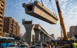 Phát hiện nhiều "quái vật bê tông" nặng 100 tấn liên tục xuất hiện giữa thủ đô 10 triệu dân, thực hiện nhiệm vụ nâng đỡ công trình trị giá 5,5 tỷ USD