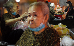 Cụ bà 90 tuổi bán bánh rong giữa trung tâm TP.HCM: "Bà còn mần được thì bà vẫn mần"