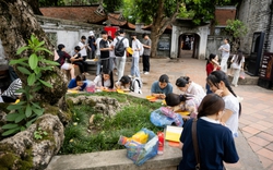 Cảnh tượng mỗi năm chỉ có đúng một lần tại Văn Miếu - Quốc Tử Giám trước giờ G thi tốt nghiệp THPT
