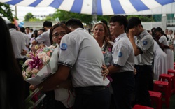 Khoảnh khắc ôm cha mẹ khóc đầy xúc động của học sinh Trần Cao Vân trong lễ Tri ân và Trưởng thành