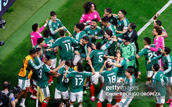 Mexico làm nên lịch sử khi hạ Ecuador 2-0 để hiên ngang vào vòng 1/8, thêm 1 tấm thẻ đỏ vì che miệng nói chuyện ở World Cup 2026