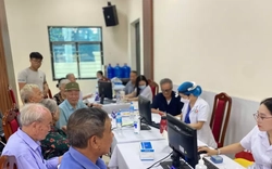 Ngày đầu người dân Hà Nội đi khám sức khỏe miễn phí