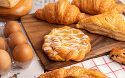 Người phụ nữ 50 tuổi bị loãng xương vì thường xuyên ăn bánh mì, bác sĩ tiết lộ 1 thủ phạm