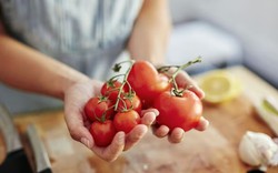Không phải tủ lạnh, đây mới là nơi tốt nhất để bảo quản cà chua luôn ngọt, mọng nước