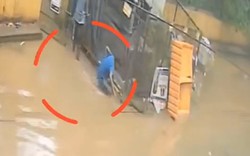 Đang đi bộ trên con đường ngập nước, nam bảo vệ ngã gục rồi tử vong