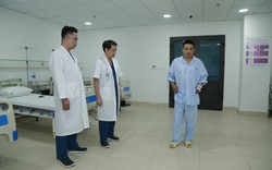 Phép màu y học: Sau gần 1,5 thập kỷ, người đàn ông có thể đi lại sau ca mổ của bác sĩ Việt