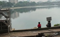 "Lo lắng" với 2 bé trai ngồi vắt vẻo sát mép hồ: Biết bao sự việc đáng tiếc đã xảy ra mà bố mẹ vẫn chủ quan vậy sao?
