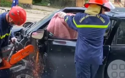 2 ô tô đâm nhau, phải cắt cánh xe đưa nạn nhân ra ngoài