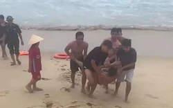 Cứu sống 3 cha con du khách Hà Nội bị sóng cuốn khi tắm biển ở Quảng Ngãi