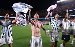 Messi cởi phăng áo, nhảy múa hát vang mừng chiến thắng của Argentina, gửi lời khiêu chiến tuyển Anh ở bán kết World Cup