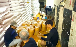 Bắt quả tang 10 người trong kho hàng, thu giữ gần 70 tấn hàng cùng máy móc và con dấu vuông