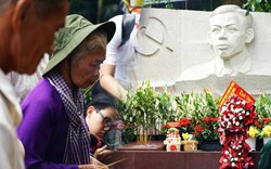Người thương liệt sĩ Huỳnh Văn Quên cùng gia đình thắp nhang ở Công viên Lê Thị Riêng, ngóng chờ kết quả giám định ADN sau gần 60 năm