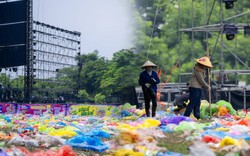 1 ngày sau concert Những thành phố mơ màng, công viên Yên Sở vẫn ngập nilon xanh đỏ, nữ công nhân môi trường: "Chưa bao giờ thấy lượng rác nhiều như vậy"