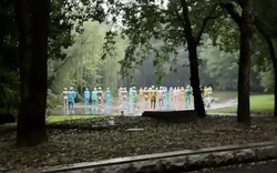 Du khách nổi da gà khi tham quan bỗng bắt gặp 48 hình người giữa đường: Lai lịch của chúng mới bất ngờ