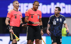 Không chê được tài năng của Messi, CĐV Anh quay sang nổi đoá vì khoảnh khắc siêu sao Argentina nói chuyện với vị trọng tài quen mặt