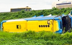 Xe khách lao khỏi cao tốc, 4 người tử vong: Nhân chứng kể phút cứu hơn 10 người mắc kẹt