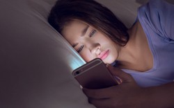 Lời khuyên cho những người thường xuyên lướt điện thoại trước khi ngủ