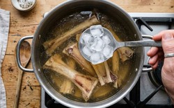 Tại sao nên cho đá lạnh vào nồi nước hầm xương?