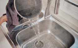 Có nên đổ nước nóng vào bồn rửa bát không?