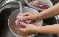 Người Việt mắc sai lầm khi rửa thịt sống trước khi nấu