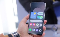 Cầm điện thoại nhiều có gây biến dạng ngón út?