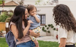 Đừng thô bạo ép con chào hỏi: 3 biểu hiện có vẻ vô lễ này thực chất là tín hiệu của trí tuệ cảm xúc cao