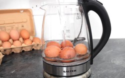 Có nên dùng ấm siêu tốc để luộc trứng?