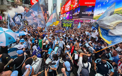 20.000 CĐV Argentina tạo thành biển người "nuốt trọn" Times Square trước chung kết World Cup, mưa lớn cũng không dập tắt cơn cuồng Messi