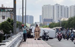 Lật xe trên cầu An Lạc, nam tài xế ở TP.HCM bất ngờ nhảy xuống kênh rồi đòi đánh người cứu