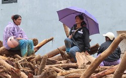 "Của cải mất hết rồi, giờ tôi chỉ mong tìm được mẹ"