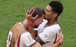 Bellingham mê "skinship", lại gây sốt vì hôn đồng đội ăn mừng