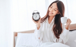 Sau tuổi 30, nhiều người vẫn uống sai cốc nước đầu tiên khi ngủ dậy: Tưởng tốt cho dạ dày, ai ngờ lại âm thầm gây co thắt dạ dày