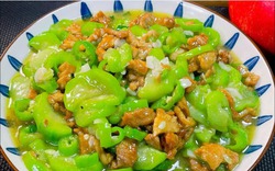 Cặp vợ chồng ngộ độc nguy kịch sau bữa tối, bác sĩ thở dài: Mướp, bầu, bí có 1 dấu hiệu ăn vào ngang "thuốc độc"