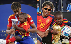 Em trai Lamine Yamal giật "spotlight": 2 tuổi ôm cúp Euro, 4 tuổi nâng cúp vô địch World Cup