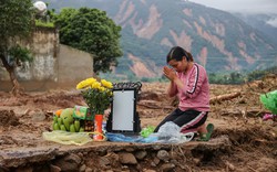 Lập bàn thờ tạm trên nền nhà sau lũ quét kinh hoàng, mòn mỏi chờ người thân trở về