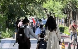 Chỉ đi đón con tan học thôi mà người đẹp Chu Châu khiến cả MXH tranh luận, nhìn ảnh bạn có đoán ra nguyên nhân không?