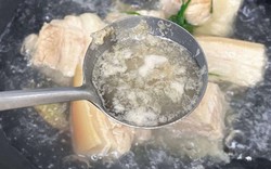 Bọt nổi lên khi luộc thịt có màu gì thì cần vớt ra? Giật mình biết đáp án