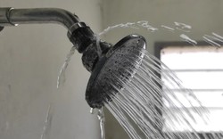 Tắm nước lạnh ngày hè, cụ ông 68 tuổi bị tổn thương thận cấp: Bác sĩ cảnh báo 4 nhóm người tuyệt đối nên tránh