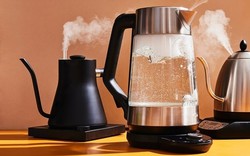 Có nên để nước trong ấm siêu tốc sau khi đun?