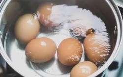 Tại sao không nên tráng trứng luộc bằng nước lạnh? 90% gia đình Việt đang làm sai