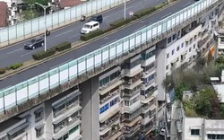 Kỳ lạ đô thị Trung Quốc: Đường cao tốc chạy rầm rộ ngay trên mái hàng chục tòa nhà chung cư