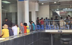 Người dân đang đi bán vàng miếng SJC đông bất thường