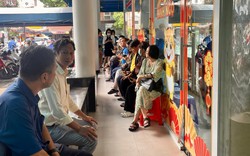 Cảnh hiếm thấy ở SJC: Khách chen nhau bán vàng, chờ cả ngày chưa tới lượt